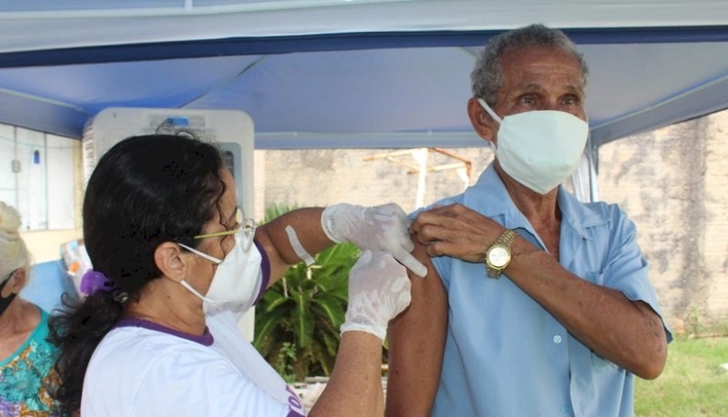 Peixoto começa imunizar pessoas com 59 anos sem comorbidades