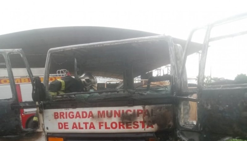 Caminhão da Brigada Municipal pega fogo no pátio da secretaria de infraestrutura
