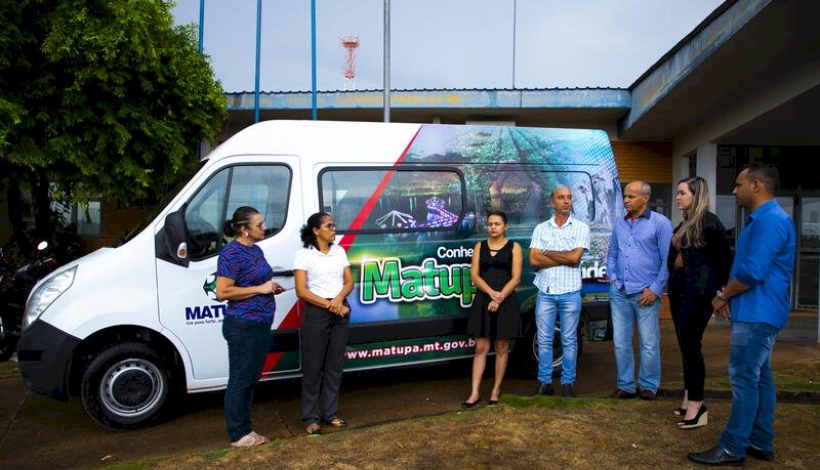 SMS entrega Van 0 Km com acessibilidade para transporte de pacientes de hemodiálise 