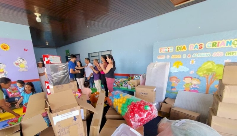 Educação faz entrega de equipamentos e kits de brinquedos pedagógicos
