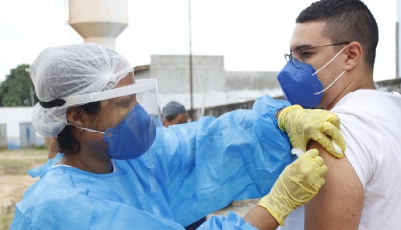 SMS de Peixoto de Azevedo imunizou profissionais da UTI e Enfermaria COVID 