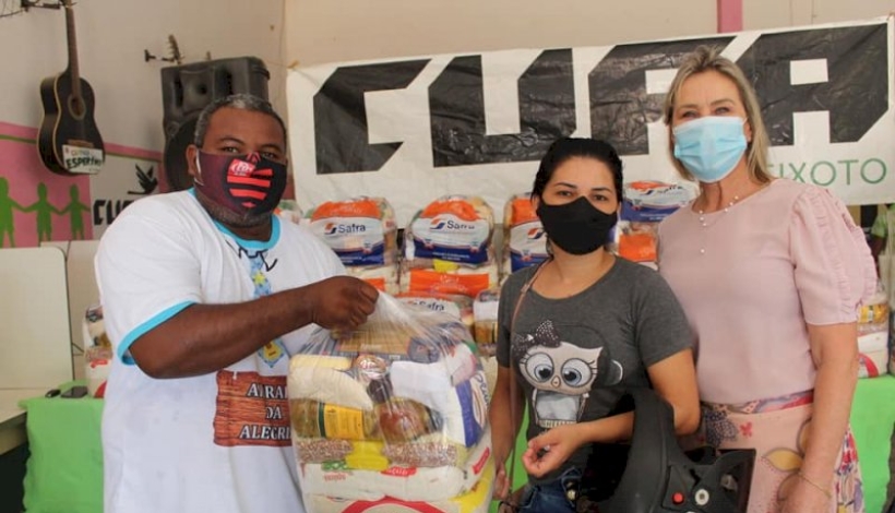 500 famílias recebem alimentos da agricultura familiar e cestas básicas