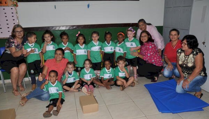 Alunos das Escolas Jane P. Lopes e Mundo Encantado recebem uniformes escolares