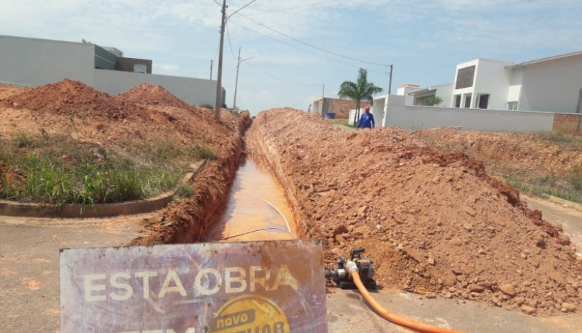 Rua Goiás recebe obras de ampliação da rede de água tratada