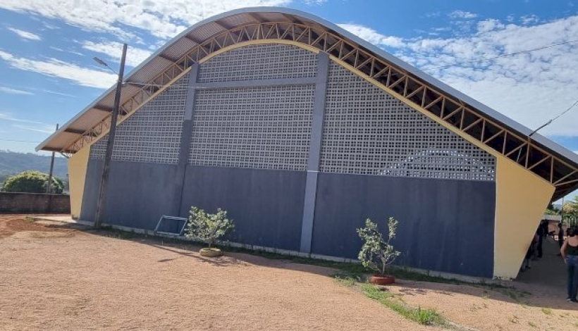 Prefeitura inaugura oficialmente a quadra da Escola 05 de Julho em Terra Nova do Norte