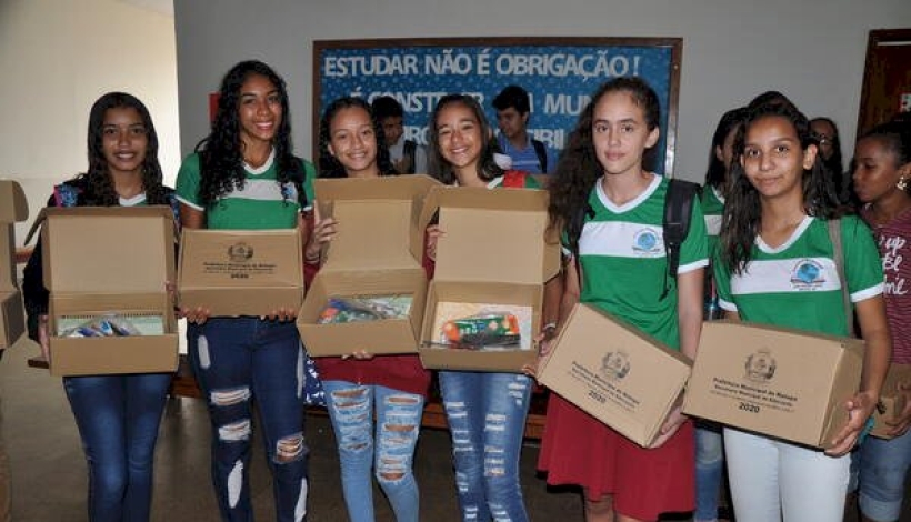 330 alunos da Escola Jane Pereira Lopes recebem Kits de Materiais Escolares