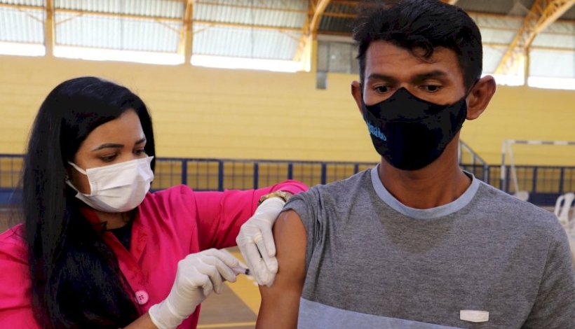 Maiores de 18 anos com comorbidades estão sendo vacinados contra covid-19