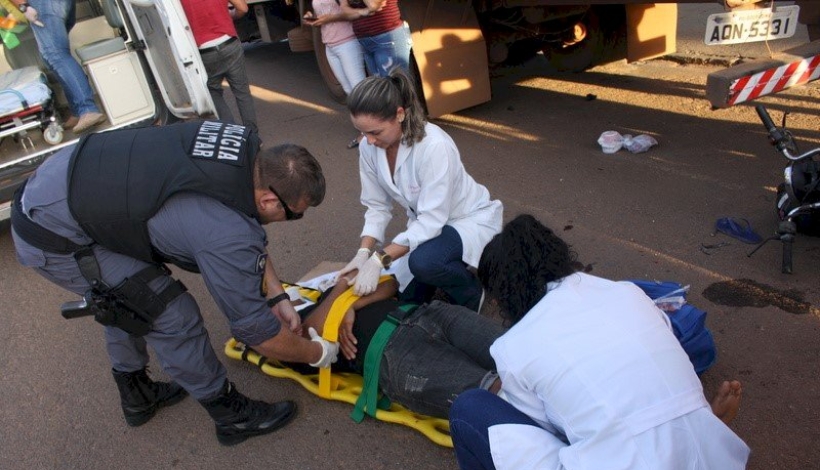 Motociclista bate na traseira de caminhão na Avenida Victor Fidelis Donini