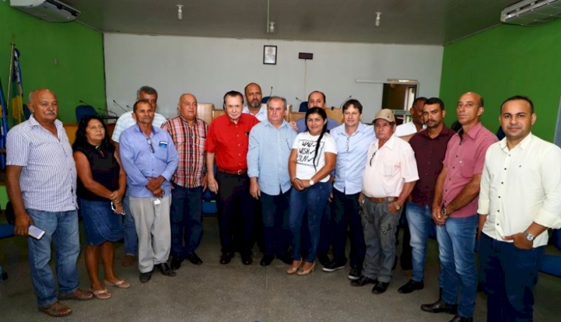 Deputado Carlos Bezerra garante patrulhas agrícolas e mini ginásio para Peixoto