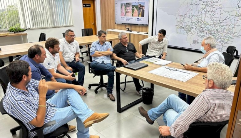 Dilmar e Bruno Mena viabilizam recuperação da MT-322 em trecho não pavimentado