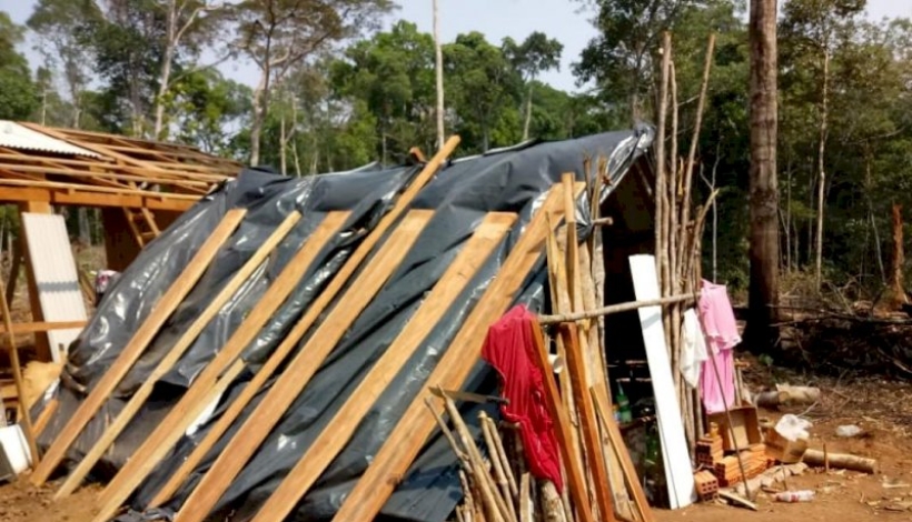 Idosa de 69 anos é presa com arma e invasão de 4 propriedades