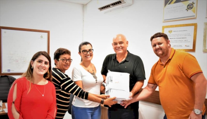 Prefeito e Vereadores recebem da AMM projetos para Saúde e Esporte