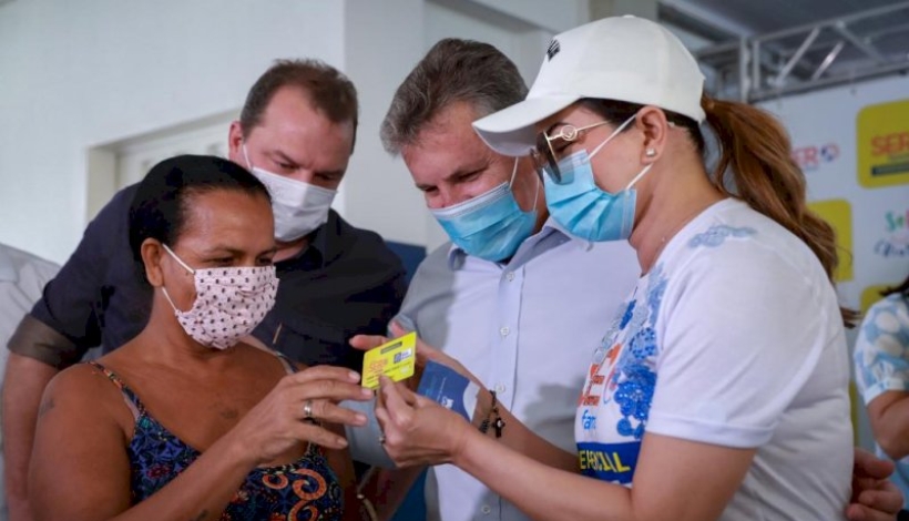 Primeira-dama entrega cartões do Ser Família Emergencial em Peixoto, Matupá e Guarantã