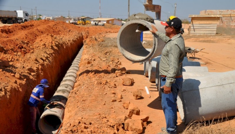 Ruas 07 e 08 do Bairro Cidade Alta recebem obras de drenagem pluvial