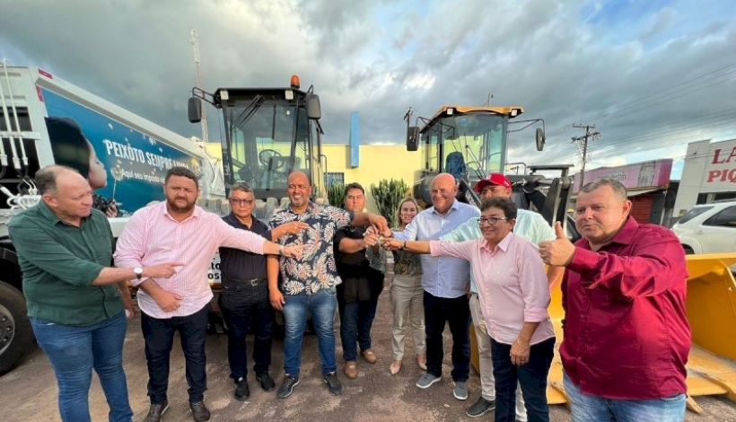 Zinha participa de entrega de maquinários em Peixoto de Azevedo