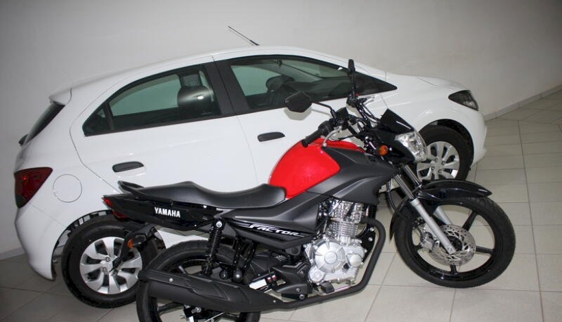Carro e Moto 0 Km da campanha IPTU Premiado estão expostos