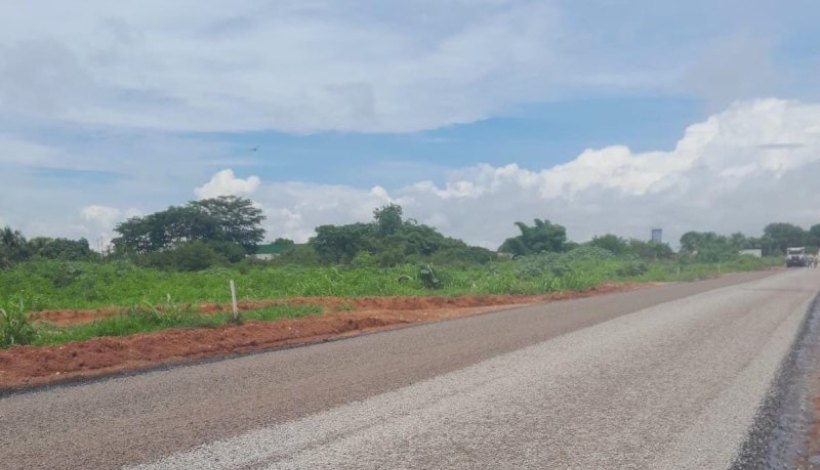 Prefeito Paulistinha acompanha aplicação de capa asfáltica no Bela Vista