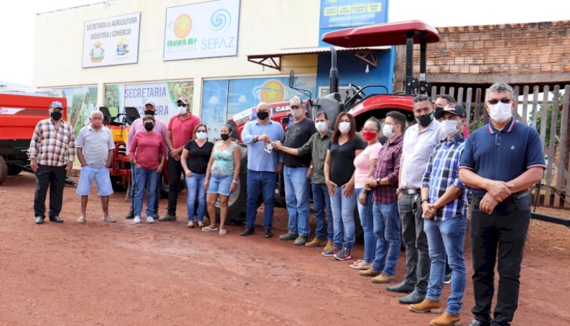 Prefeito entrega Patrulha Agrícola, Resfriadores e Implementos 