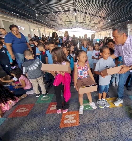 Prefeito Paulistinha entrega uniformes e kits escolares