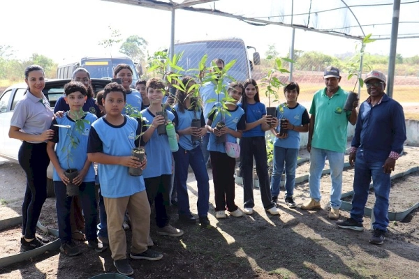 Alunos da Dom Helder conhecem Viveiro de Mudas da Coogavepe
