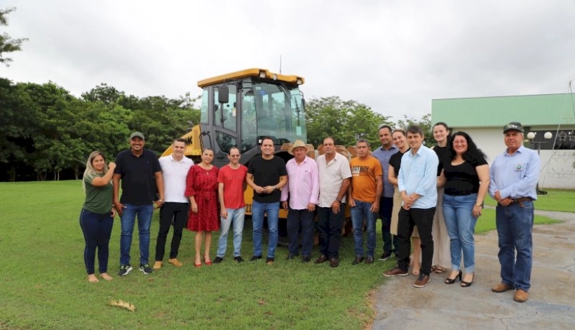 Prefeito e Deputado entregam Rolo Compactador Vibratório em Matupá