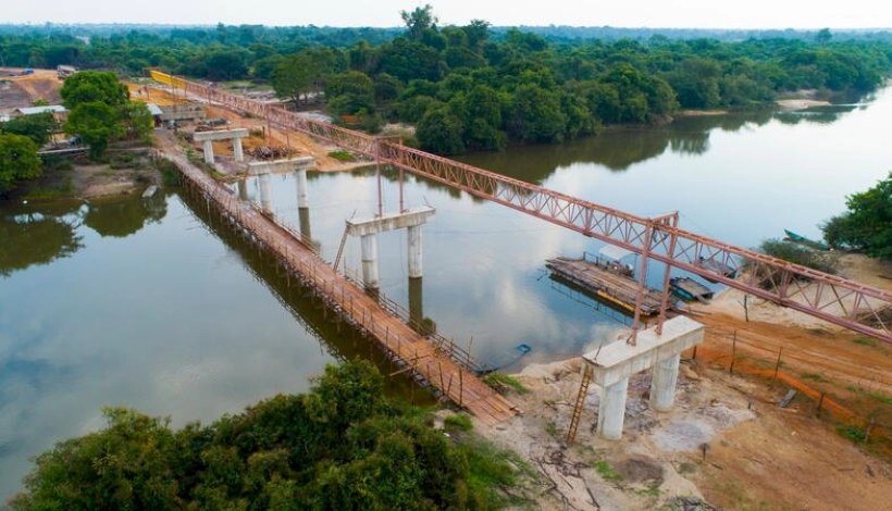 Ponte do Rio Braço Norte começa a receber as vigas de concreto