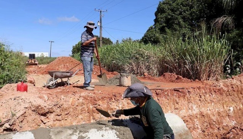 Secretaria de Obras constrói bueiro em estrada importante para o setor produtivo 