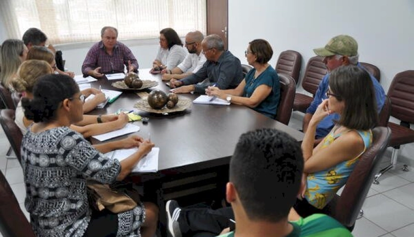 Prefeito reúne equipe e Decreta Medidas Preventivas a Contaminação por COVID-19