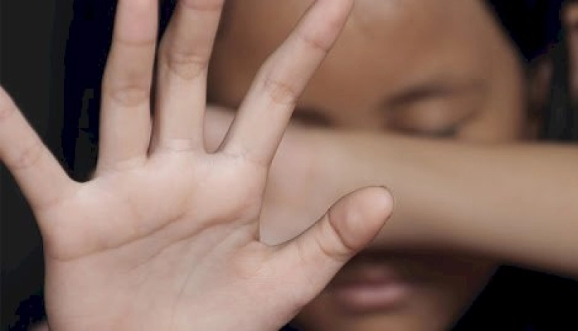 Mãe flagra a filha de 11 anos sendo estuprada pelo padrasto em casa