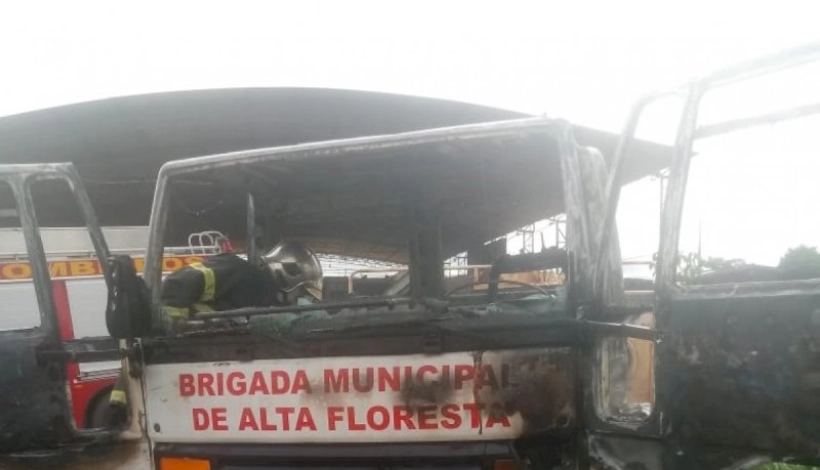 Caminhão da Brigada Municipal pega fogo no pátio da secretaria de infraestrutura