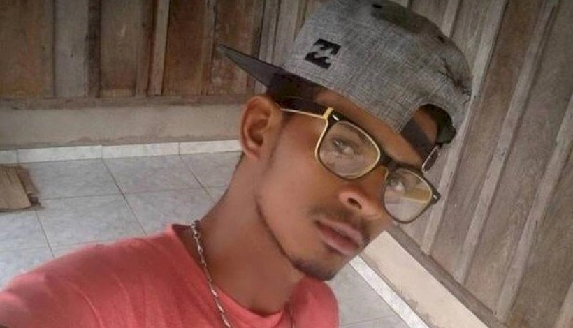 Homem tenta matar amiga com 3 facadas