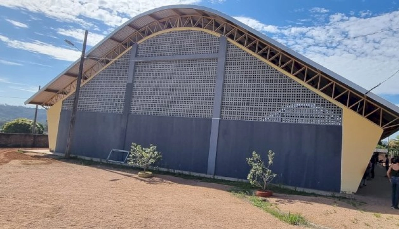 Prefeitura inaugura oficialmente a quadra da Escola 05 de Julho em Terra Nova do Norte