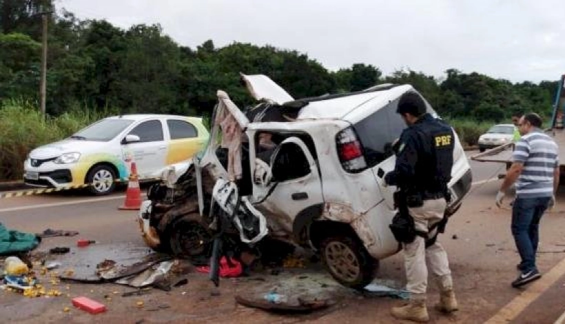 Carro capota na BR-163 e tabletes de cocaína ficam espalhados na pista