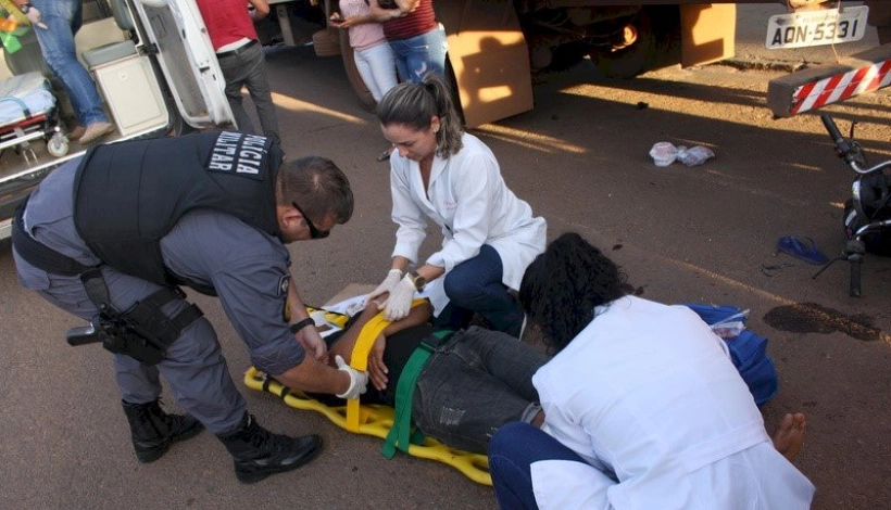 Motociclista bate na traseira de caminhão na Avenida Victor Fidelis Donini