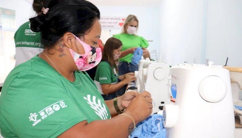 Grupo de Mulheres participam de curso de confecção de peças íntimas
