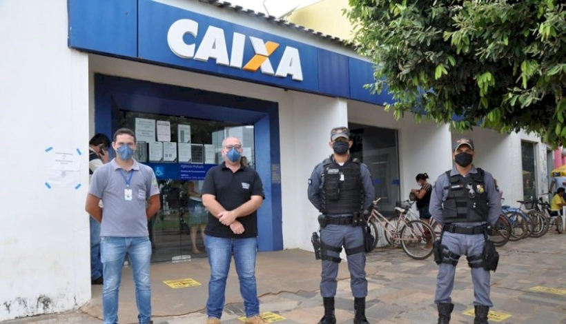 Vigilância e PM fazem trabalho orientativo sobre medidas preventivas ao Covid-19