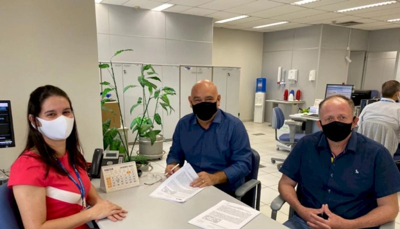 Prefeito e Vice assimam Contrato de Repasse para construir a Feira Livre do Agricultor Peixotense