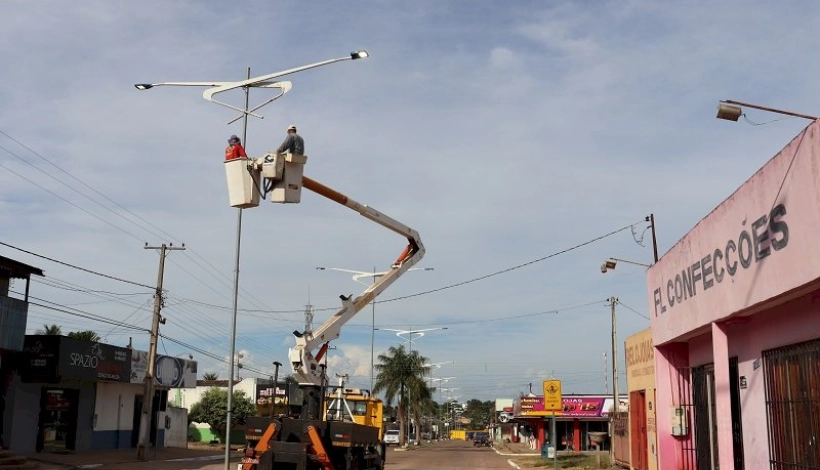 Iluminação de LED passam por manutenção em Peixoto de Azevedo