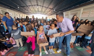 Prefeito Paulistinha entrega uniformes e kits escolares
