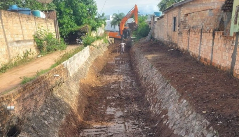 Córrego Central está sendo limpo e desassoreado em Guarantã do Norte 