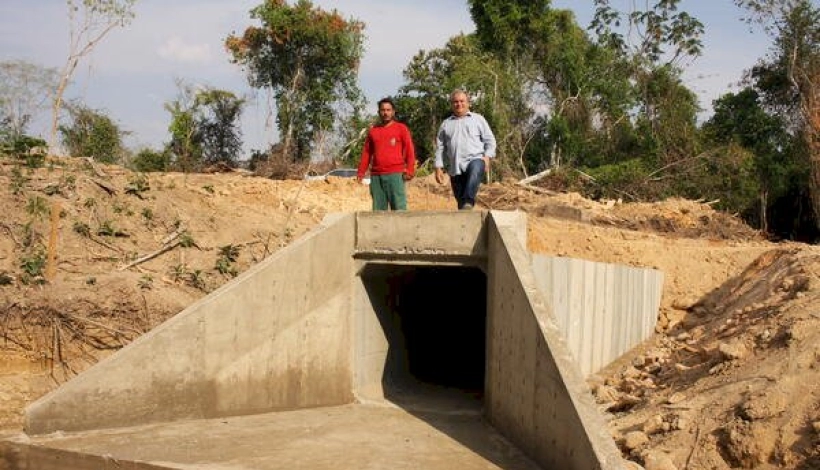 Prefeito Valtinho acompanha realização de obras estruturantes na Estrada Divisa Norte