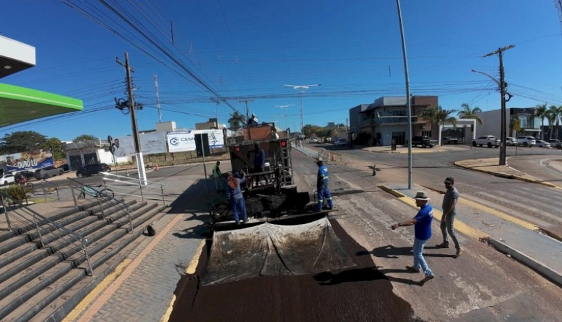 Mais de 22 km de vias estão recebendo micropavimento asfáltico em Peixoto