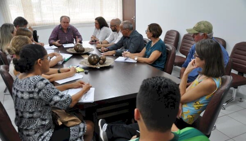 Prefeito reúne equipe e Decreta Medidas Preventivas a Contaminação por COVID-19