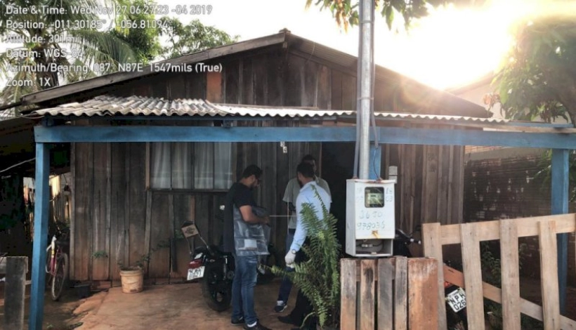 Mulher morre esfaqueada na sala de casa