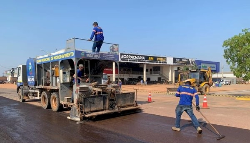 Em Matupá continua revitalização com micropavimentação asfáltica