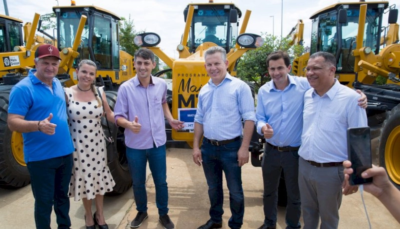 Prefeito Bruno Mena comemora ampliação da frota de maquinários