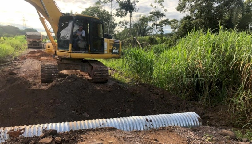 Prefeitura constroi dois bueiros de tubos de aço corrugado na Linha 45