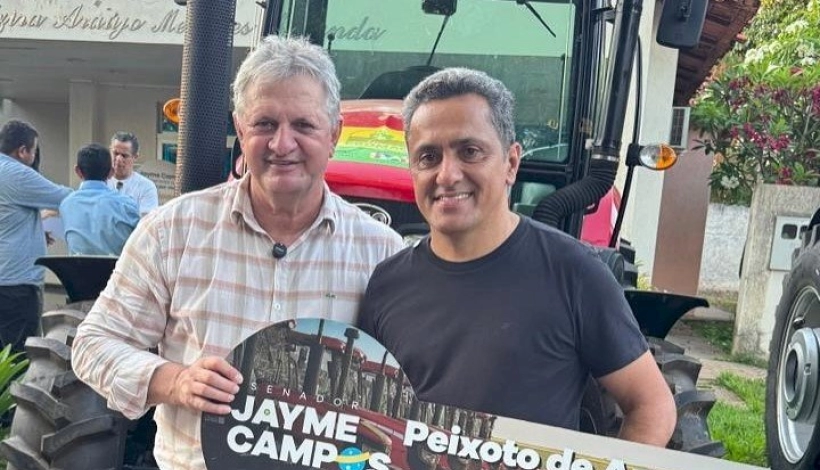 Peixoto recebe 01 motoniveladora e 01 trator de pneu do MAPA