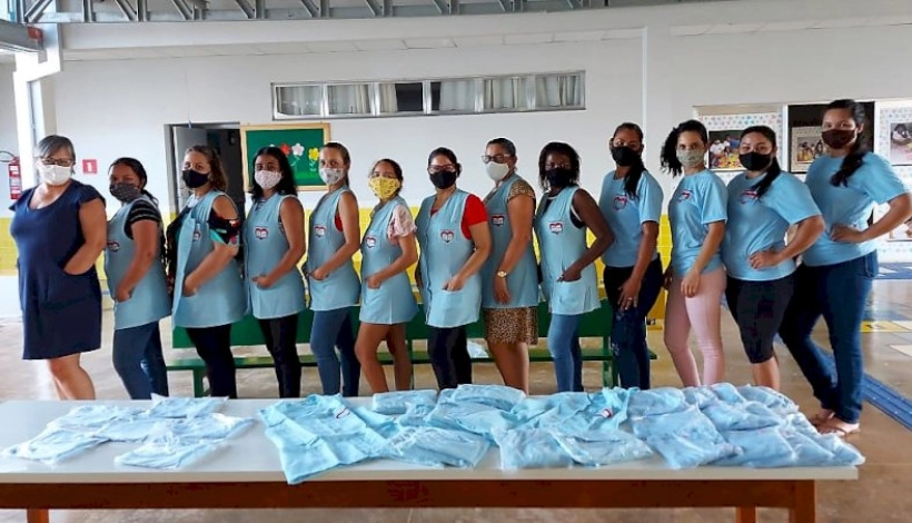 Secretaria de Educação faz entrega de uniformes a todos os profissionais das escolas e creches