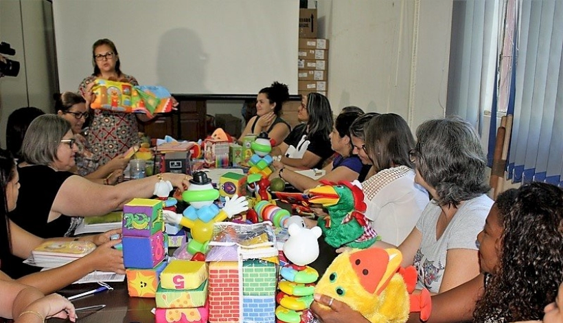 Prefeitura entrega R$ 30 mil em Bebetecas para Creches e Escolas